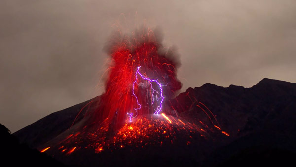Lavasprühender Vulkan mit Blitzen